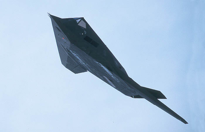 f117fly.JPG (29019 bytes)