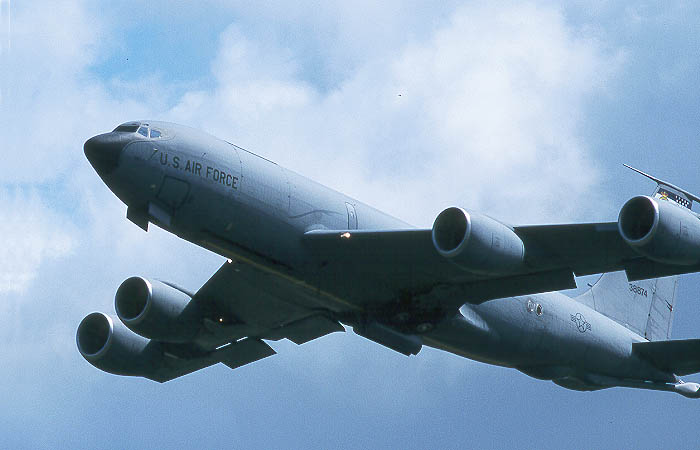 kc135fly.JPG (42239 bytes)