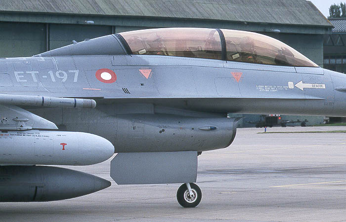 f16b.JPG (66517 bytes)