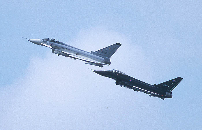 eurofighters.JPG (46062 bytes)