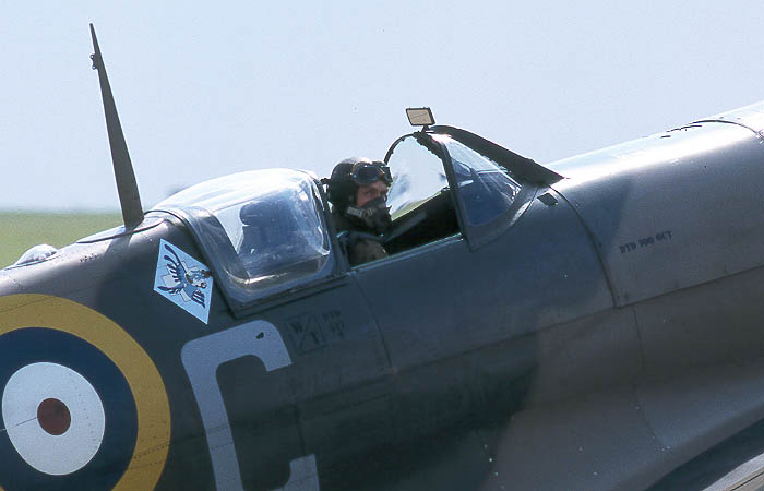 spitcockpit.JPG (39442 bytes)