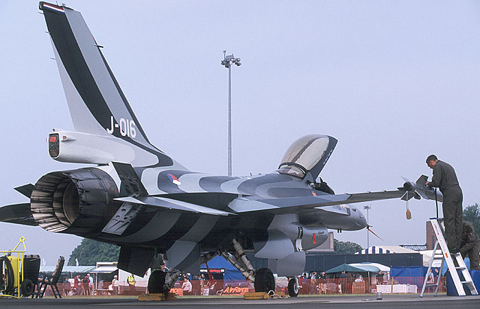 dutchf16.jpg (39279 bytes)