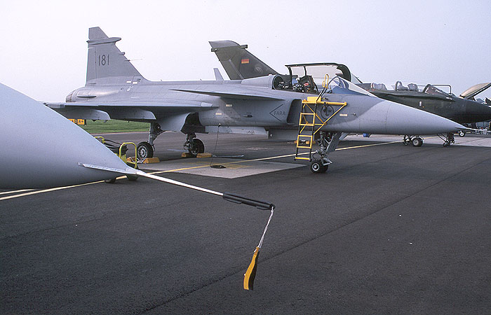 gripenflightline.jpg (78083 bytes)