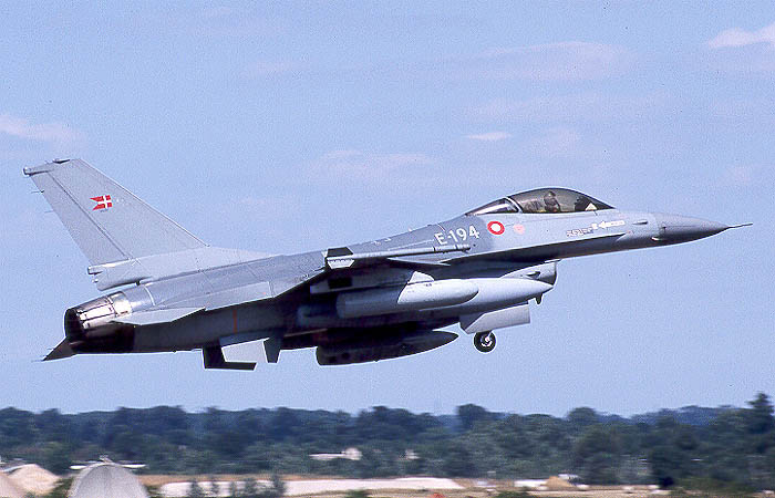 f16dan.JPG (64045 bytes)