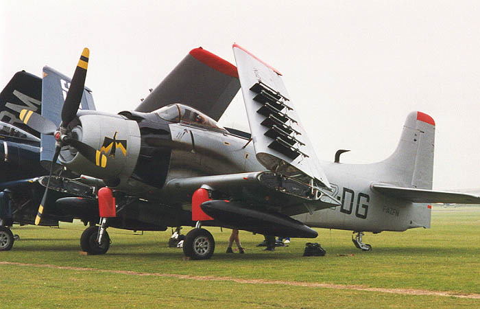 skyraider.JPG (59588 bytes)